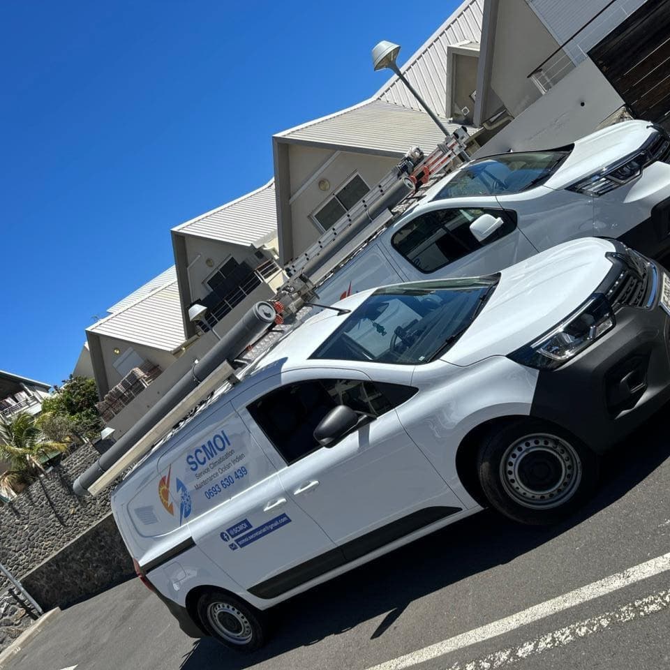 Technicien SCMOI en intervention sur un climatiseur à La Réunion